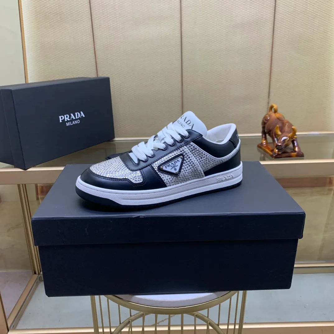 💰660.巜PRADA》Prada: Top 🔝purchasing agent🔍🔍The latest men’s counters are on sale simultaneously, high-quality original calfskin imported from Italy 🇮🇹. Brand logo* (prominent·high-end·noble·class·) exquisite workmanship (imported from Italy🇮🇹 Sole: Original sole provided by the original factory, ⚠️exclusive double-layer activity, TPR rubber, combination outsole; super comfortable, wear-resistant, non-slip, environmentally friendly🌳🌳🌳, real shot🎬The real thing is more beautiful🔍🔍 (high quality, follow the order) code number 38 to 44 (.45 customized)
